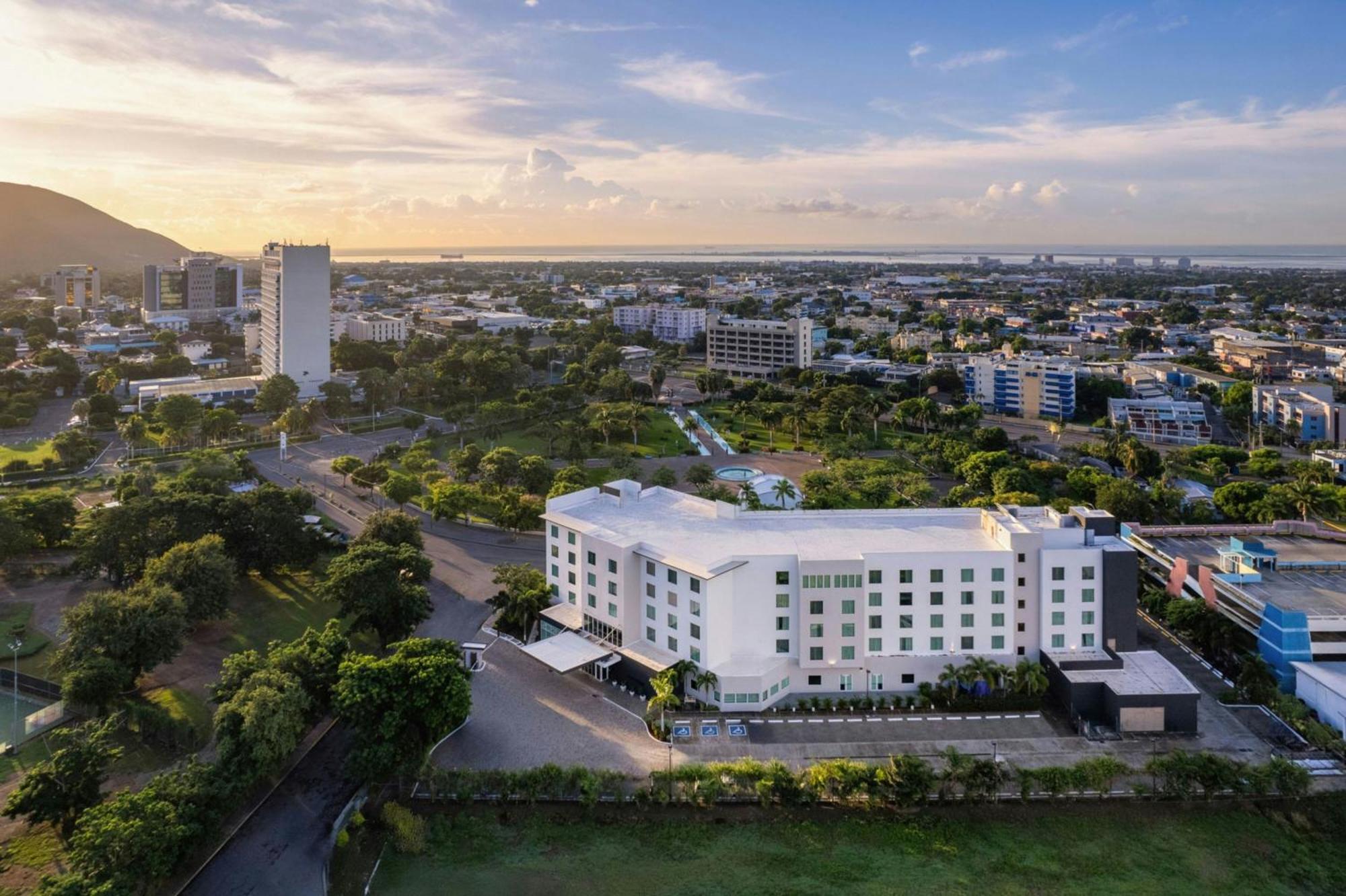 Courtyard By Marriott Kingston, Jamaica Hotel Ngoại thất bức ảnh